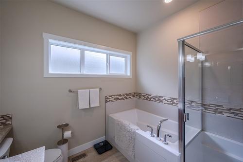 955 Holden Road, Penticton, BC - Indoor Photo Showing Bathroom