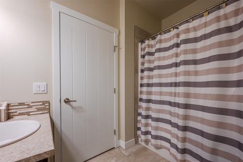 955 Holden Road, Penticton, BC - Indoor Photo Showing Bathroom