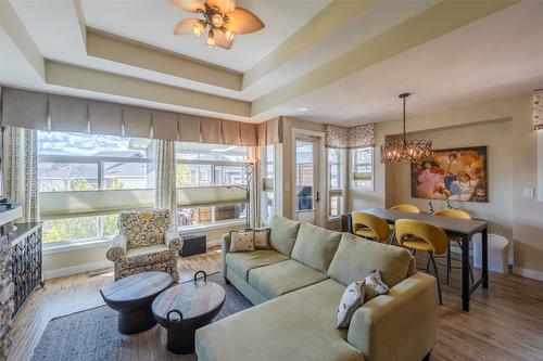 955 Holden Road, Penticton, BC - Indoor Photo Showing Living Room