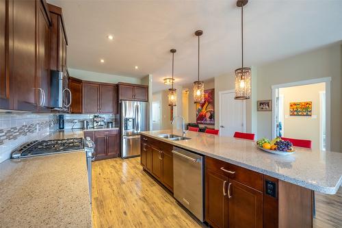 955 Holden Road, Penticton, BC - Indoor Photo Showing Kitchen With Double Sink With Upgraded Kitchen