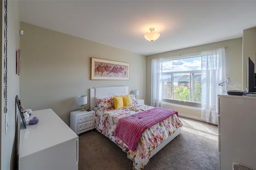 955 Holden Road, Penticton, BC - Indoor Photo Showing Bedroom