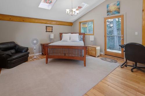 13575 Mountain Shores Road, Boswell, BC - Indoor Photo Showing Bedroom