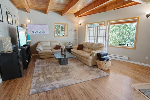 13575 Mountain Shores Road, Boswell, BC - Indoor Photo Showing Living Room