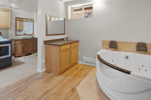 13575 Mountain Shores Road, Boswell, BC - Indoor Photo Showing Bathroom