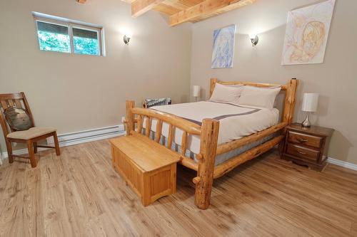 13575 Mountain Shores Road, Boswell, BC - Indoor Photo Showing Bedroom