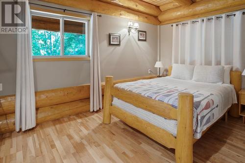 13575 Mountain Shores Road, Boswell, BC - Indoor Photo Showing Bedroom