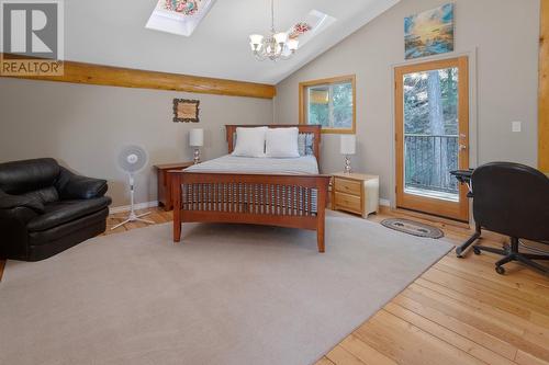 13575 Mountain Shores Road, Boswell, BC - Indoor Photo Showing Bedroom