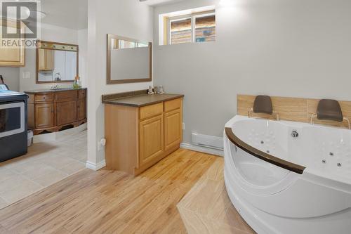 13575 Mountain Shores Road, Boswell, BC - Indoor Photo Showing Bathroom