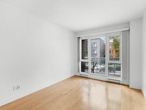 Living room - 205-2525 Av. Des Érables, Montréal (Ville-Marie), QC - Indoor Photo Showing Other Room