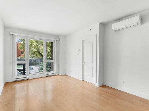 Living room - 205-2525 Av. Des Érables, Montréal (Ville-Marie), QC - Indoor Photo Showing Other Room