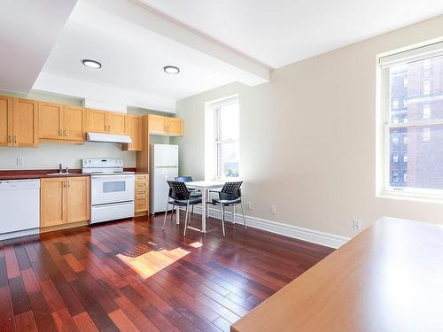 Living room - 505-65 Boul. René-Lévesque E., Montréal (Ville-Marie), QC - Indoor Photo Showing Kitchen With Double Sink