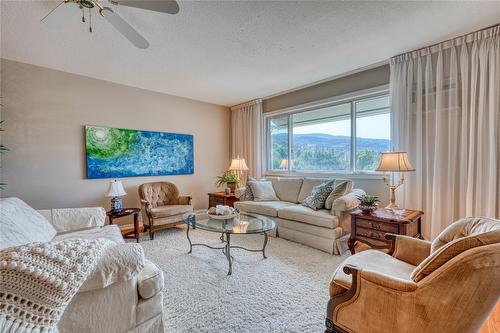 409-195 Warren Avenue, Penticton, BC - Indoor Photo Showing Living Room