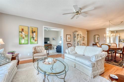 409-195 Warren Avenue, Penticton, BC - Indoor Photo Showing Living Room