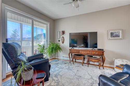 409-195 Warren Avenue, Penticton, BC - Indoor Photo Showing Living Room