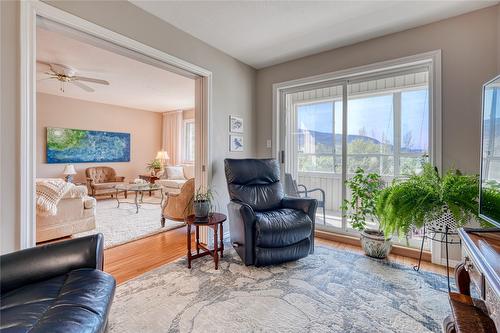 409-195 Warren Avenue, Penticton, BC - Indoor Photo Showing Living Room