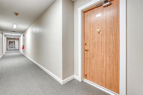 409-195 Warren Avenue, Penticton, BC - Indoor Photo Showing Other Room