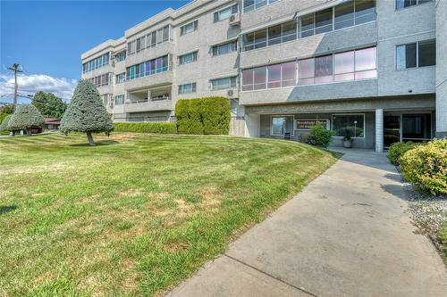 409-195 Warren Avenue, Penticton, BC - Outdoor With Facade