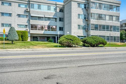 409-195 Warren Avenue, Penticton, BC - Outdoor With Facade