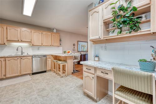 409-195 Warren Avenue, Penticton, BC - Indoor Photo Showing Kitchen