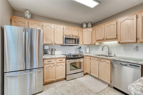 409-195 Warren Avenue, Penticton, BC - Indoor Photo Showing Kitchen With Double Sink