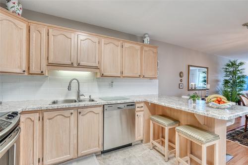 409-195 Warren Avenue, Penticton, BC - Indoor Photo Showing Kitchen With Double Sink