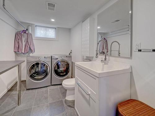 Powder room - 465 Av. Lethbridge, Mont-Royal, QC - Indoor Photo Showing Laundry Room