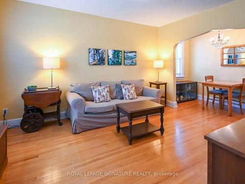 289 Warden Ave, Toronto, ON - Indoor Photo Showing Living Room