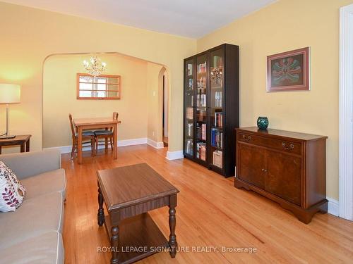 289 Warden Ave, Toronto, ON - Indoor Photo Showing Living Room