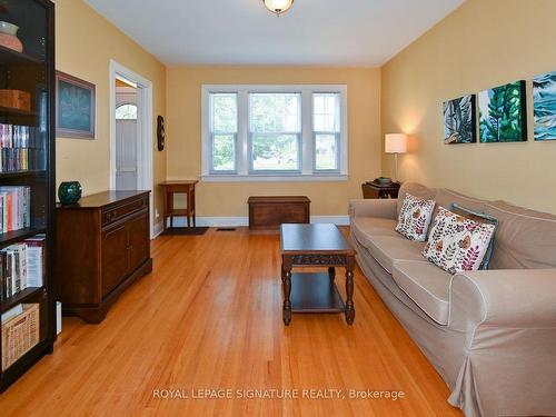 289 Warden Ave, Toronto, ON - Indoor Photo Showing Living Room