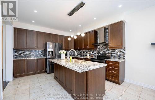 24 Argelia Crescent, Brampton (Credit Valley), ON - Indoor Photo Showing Kitchen With Upgraded Kitchen