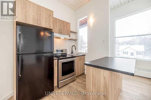 37 Donald Street, Barrie (Queen'S Park), ON - Indoor Photo Showing Kitchen