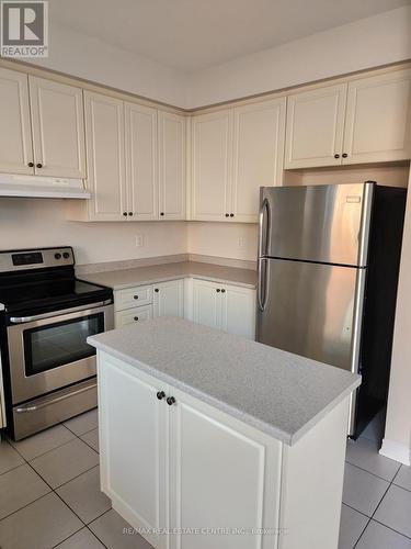 35 Sea Drifter Crescent, Brampton, ON - Indoor Photo Showing Kitchen