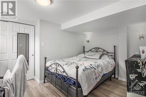 2529 Roman Avenue, Ottawa, ON - Indoor Photo Showing Bedroom