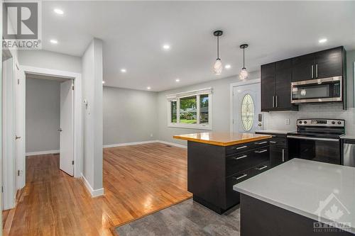 2529 Roman Avenue, Ottawa, ON - Indoor Photo Showing Kitchen With Upgraded Kitchen