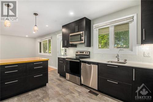 2529 Roman Avenue, Ottawa, ON - Indoor Photo Showing Kitchen With Upgraded Kitchen