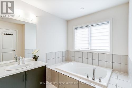 90 Ferragine Crescent, Bradford West Gwillimbury, ON - Indoor Photo Showing Bathroom