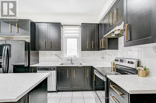 90 Ferragine Crescent, Bradford West Gwillimbury (Bradford), ON - Indoor Photo Showing Kitchen With Double Sink With Upgraded Kitchen