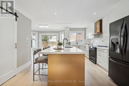 12 Ferncroft Place, Brampton (Fletcher'S Meadow), ON - Indoor Photo Showing Kitchen With Upgraded Kitchen