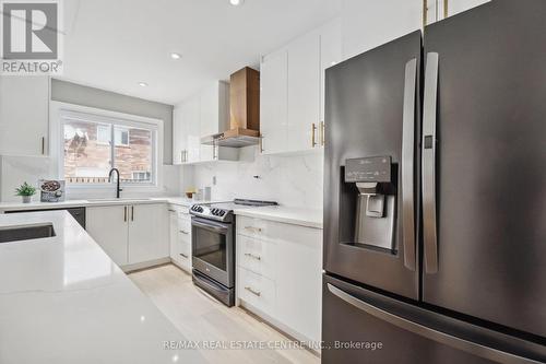 12 Ferncroft Place, Brampton (Fletcher'S Meadow), ON - Indoor Photo Showing Kitchen