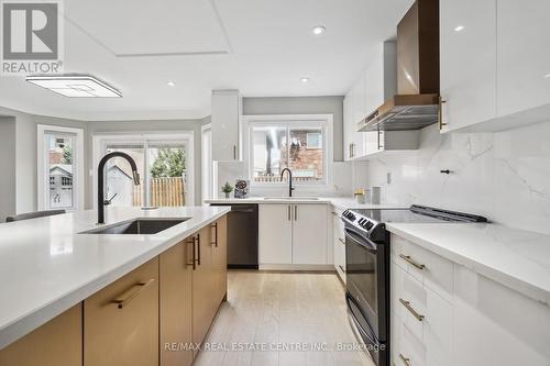 12 Ferncroft Place, Brampton (Fletcher'S Meadow), ON - Indoor Photo Showing Kitchen With Upgraded Kitchen