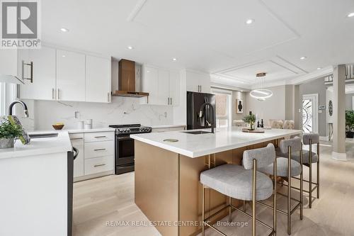 12 Ferncroft Place, Brampton (Fletcher'S Meadow), ON - Indoor Photo Showing Kitchen With Upgraded Kitchen