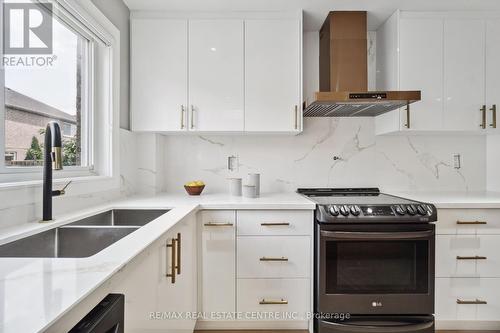 12 Ferncroft Place, Brampton (Fletcher'S Meadow), ON - Indoor Photo Showing Kitchen With Double Sink With Upgraded Kitchen