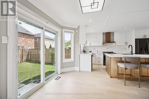 12 Ferncroft Place, Brampton (Fletcher'S Meadow), ON - Indoor Photo Showing Kitchen With Upgraded Kitchen