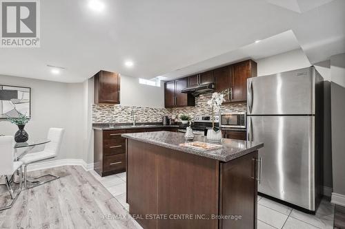 12 Ferncroft Place, Brampton (Fletcher'S Meadow), ON - Indoor Photo Showing Kitchen With Upgraded Kitchen