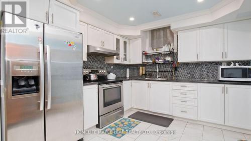 44 Eaglesprings Crescent, Brampton (Bram East), ON - Indoor Photo Showing Kitchen With Upgraded Kitchen