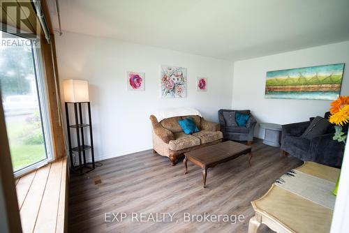 31 Spruce Drive, Temagami, ON - Indoor Photo Showing Living Room