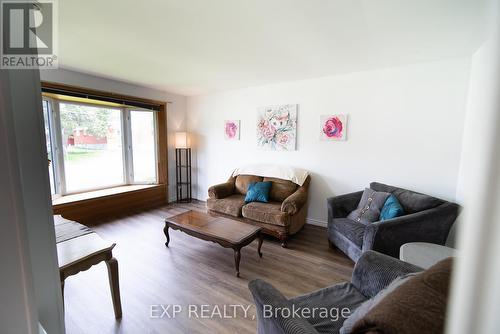 31 Spruce Drive, Temagami, ON - Indoor Photo Showing Living Room