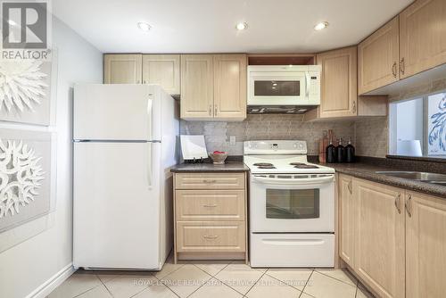 1625 - 77 Maitland Place, Toronto (Cabbagetown-South St. James Town), ON - Indoor Photo Showing Kitchen