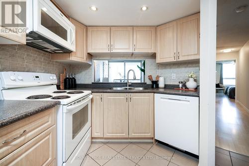 1625 - 77 Maitland Place, Toronto (Cabbagetown-South St. James Town), ON - Indoor Photo Showing Kitchen With Double Sink