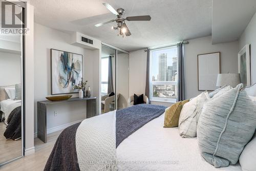 1625 - 77 Maitland Place, Toronto (Cabbagetown-South St. James Town), ON - Indoor Photo Showing Bedroom